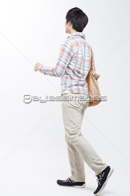 歩く男性の後ろ姿 商用利用可能な写真素材 イラスト素材ならストックフォトの定額制ペイレスイメージズ