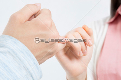 指切りをするカップル ストックフォトの定額制ペイレスイメージズ