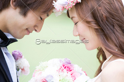 寄り添う新郎新婦 商用利用可能な写真素材 イラスト素材ならストックフォトの定額制ペイレスイメージズ