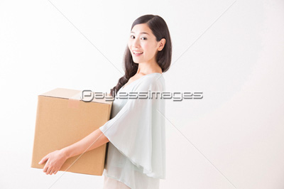 荷物を持つ女性 ストックフォトの定額制ペイレスイメージズ