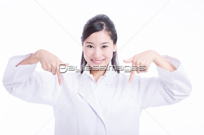 指差しをする女医 商用利用可能な写真素材 イラスト素材ならストックフォトの定額制ペイレスイメージズ