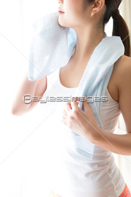 タオルで汗を拭く女性 商用利用可能な写真素材 イラスト素材ならストックフォトの定額制ペイレスイメージズ