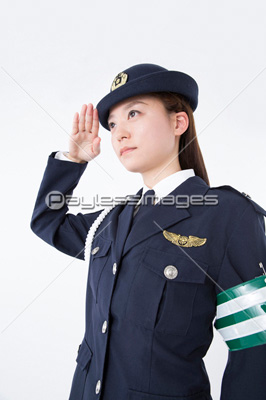 敬礼をする女性警察官 ストックフォトの定額制ペイレスイメージズ