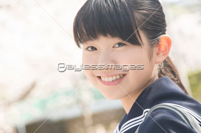 笑顔で振り向く女子中学生 ストックフォトの定額制ペイレスイメージズ