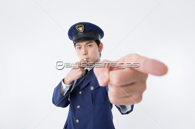 笛を吹く男性警察官 ストックフォトの定額制ペイレスイメージズ