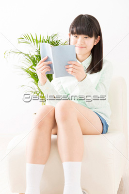 読書をする女の子 ストックフォトの定額制ペイレスイメージズ