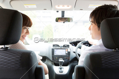車内で会話する夫婦 ストックフォトの定額制ペイレスイメージズ
