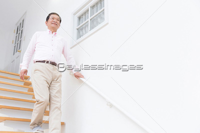 階段を降りるシニア男性の写真 イラスト素材 Af ペイレスイメージズ