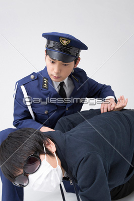犯人を捕まえる警察官 - 商用利用可能な写真素材・イラスト素材ならストックフォトの定額制ペイレスイメージズ