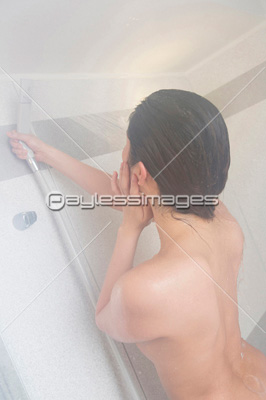 シャワーを浴びる女性 ストックフォトの定額制ペイレスイメージズ