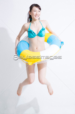 ジャンプする水着女性 ストックフォトの定額制ペイレスイメージズ