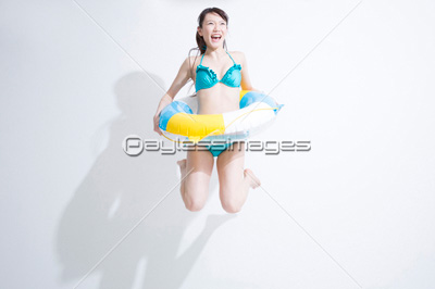 ジャンプする水着女性 ストックフォトの定額制ペイレスイメージズ
