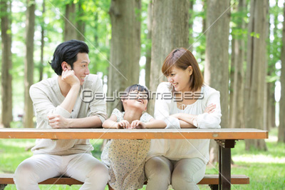 ベンチに座る親子 商用利用可能な写真素材 イラスト素材ならストックフォトの定額制ペイレスイメージズ