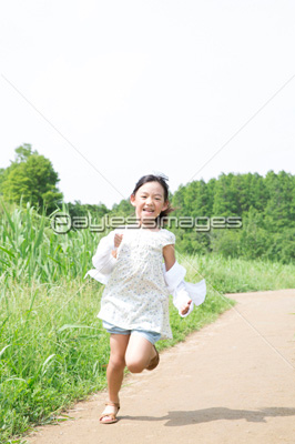 走る女の子 商用利用可能な写真素材 イラスト素材ならストックフォトの定額制ペイレスイメージズ