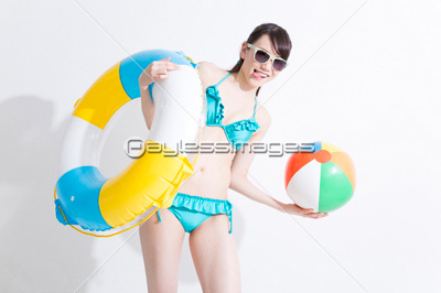 ジャンプする水着女性 商用利用可能な写真素材 イラスト素材ならストックフォトの定額制ペイレスイメージズ