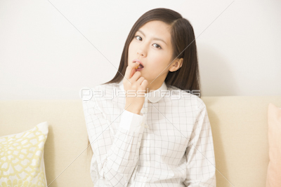 お菓子を食べる女性 商用利用可能な写真素材 イラスト素材ならストックフォトの定額制ペイレスイメージズ