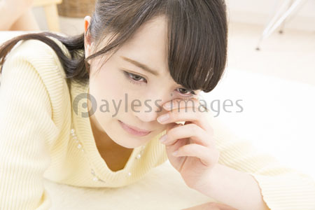 涙を拭う女性 商用利用可能な写真素材 イラスト素材ならストックフォトの定額制ペイレスイメージズ