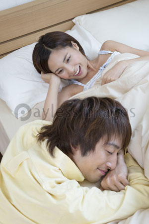 添い寝するカップル ストックフォトの定額制ペイレスイメージズ