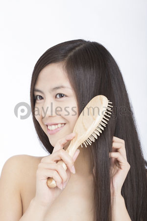 髪をとかす女性 ストックフォトの定額制ペイレスイメージズ