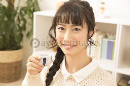 日本酒を飲む女性 ストックフォトの定額制ペイレスイメージズ