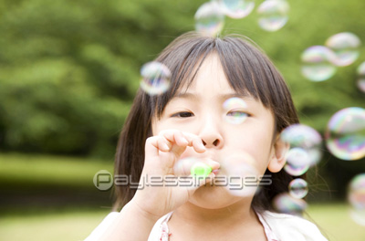 シャボン玉で遊ぶ女の子 ストックフォトの定額制ペイレスイメージズ