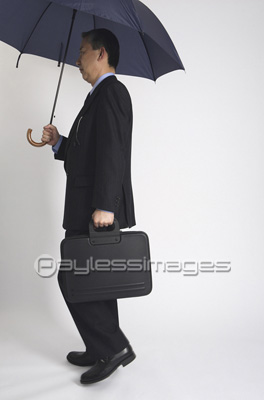 傘を差すビジネスマン 商用利用可能な写真素材 イラスト素材ならストックフォトの定額制ペイレスイメージズ