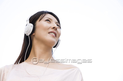 音楽を聴く女性 無料写真素材 フリー素材