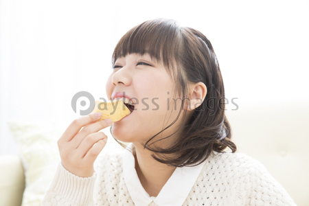 お菓子を食べる女性 ストックフォトの定額制ペイレスイメージズ