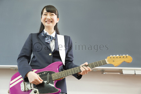 ギターを弾く女子高校生 商用利用可能な写真素材 イラスト素材ならストックフォトの定額制ペイレスイメージズ