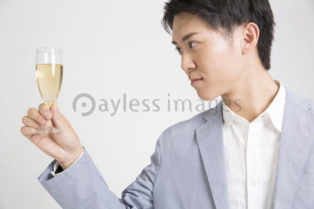 シャンパングラスを持つ男性 商用利用可能な写真素材 イラスト素材ならストックフォトの定額制ペイレスイメージズ