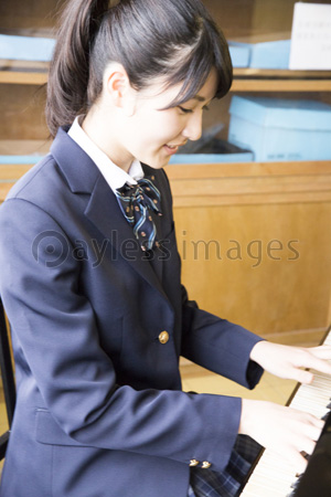 ピアノのを弾く女子高校生 商用利用可能な写真素材 イラスト素材ならストックフォトの定額制ペイレスイメージズ