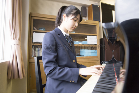ピアノのを弾く女子高校生 商用利用可能な写真素材 イラスト素材ならストックフォトの定額制ペイレスイメージズ