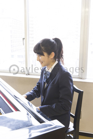 ピアノを弾く女子高校生 商用利用可能な写真素材 イラスト素材ならストックフォトの定額制ペイレスイメージズ