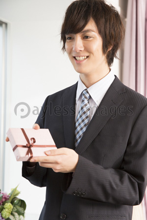 プレゼントを渡す男性 ストックフォトの定額制ペイレスイメージズ