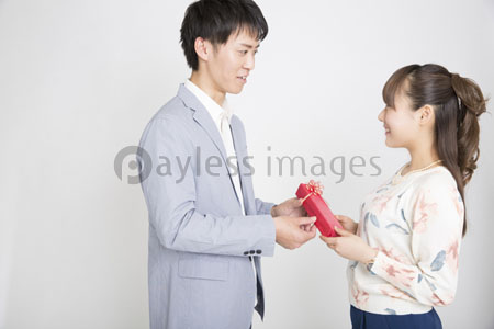 プレゼントを渡す男性 商用利用可能な写真素材 イラスト素材ならストックフォトの定額制ペイレスイメージズ