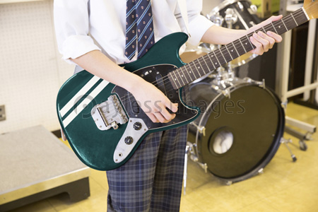 ギターを弾く高校生 商用利用可能な写真素材 イラスト素材ならストックフォトの定額制ペイレスイメージズ