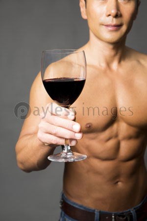 ワイングラスを持つ男性 ストックフォトの定額制ペイレスイメージズ