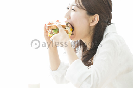サンドイッチを食べる女性 ストックフォトの定額制ペイレスイメージズ