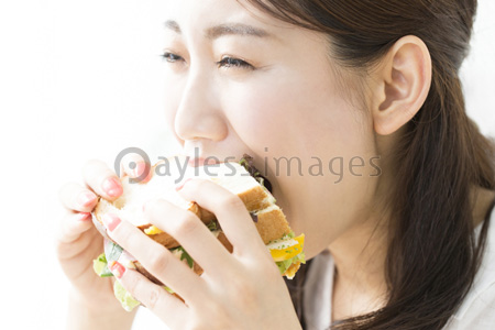 サンドイッチを食べる女性 ストックフォトの定額制ペイレスイメージズ