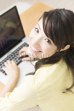 ノートパソコンをする女性 ストックフォトの定額制ペイレスイメージズ