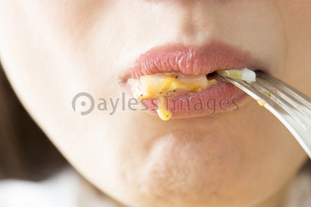 食事をする女性の口元 ストックフォトの定額制ペイレスイメージズ