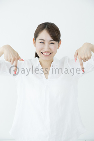 指差しをする女性 ストックフォトの定額制ペイレスイメージズ