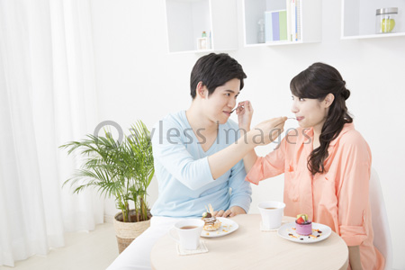 ケーキを食べ合うカップル ストックフォトの定額制ペイレスイメージズ