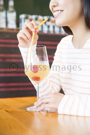 カフェで飲み物を飲む女性 ストックフォトの定額制ペイレスイメージズ