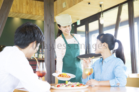 料理を運ぶカフェ店員 ストックフォトの定額制ペイレスイメージズ