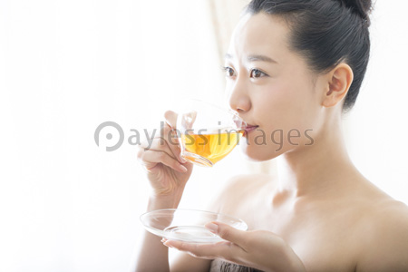 紅茶を飲む女性 商用利用可能な写真素材 イラスト素材ならストックフォトの定額制ペイレスイメージズ