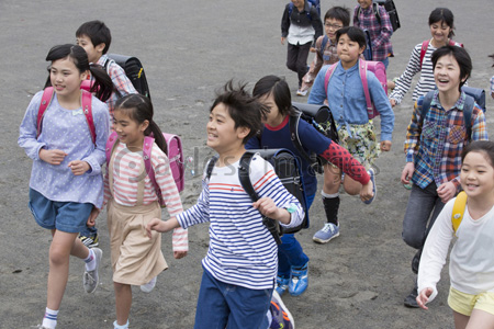 走る小学生 ストックフォトの定額制ペイレスイメージズ