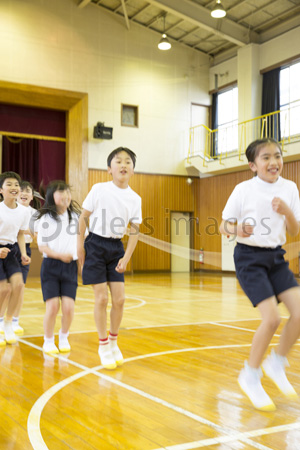 大縄跳びをする小学生 商用利用可能な写真素材 イラスト素材ならストックフォトの定額制ペイレスイメージズ