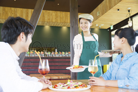 料理を運ぶカフェ店員 ストックフォトの定額制ペイレスイメージズ