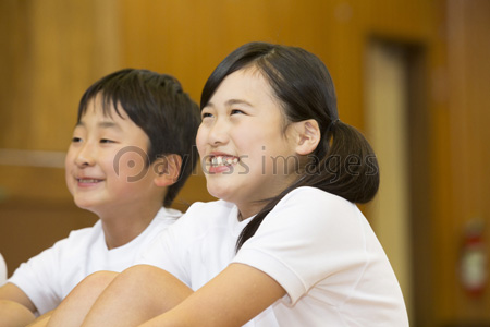 体育座りをする小学生 ストックフォトの定額制ペイレスイメージズ